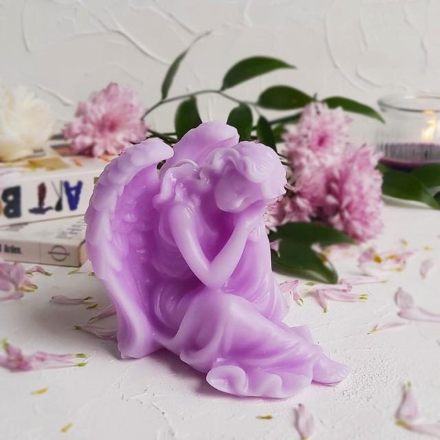 شمع فرشته نشسته