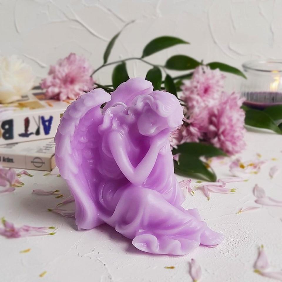 شمع فرشته نشسته